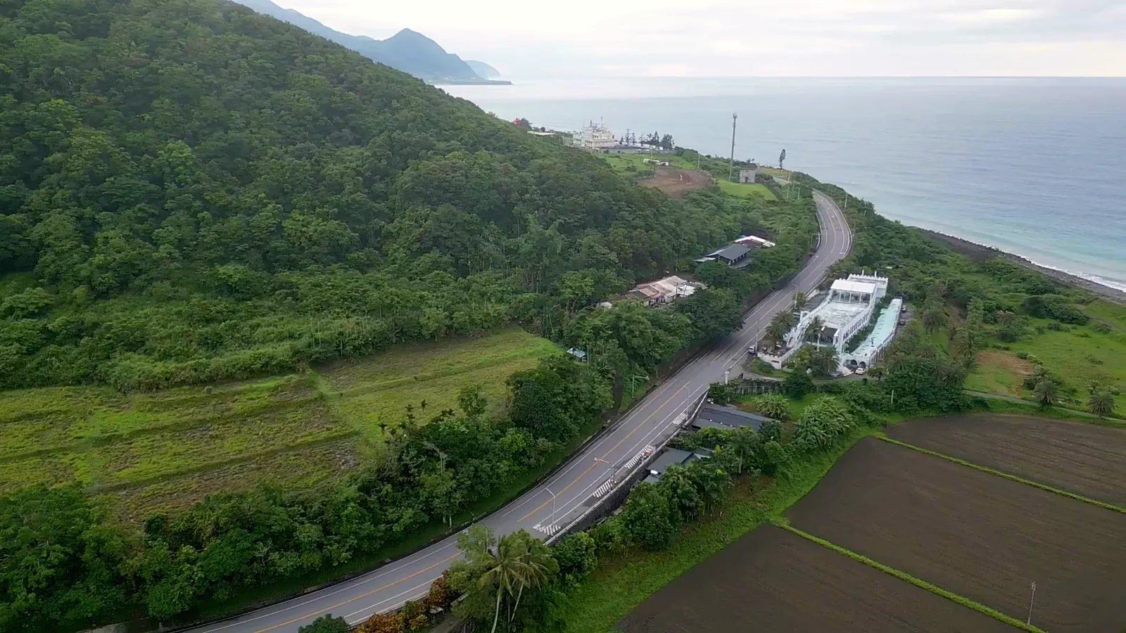 空拍：花東海岸公路與太平洋，莊園位於靠海第一排