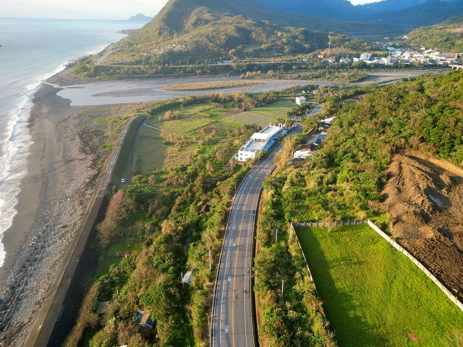空拍：太平洋莊園位於花東海岸公路靠海一側，緊鄰太平洋海岸線
