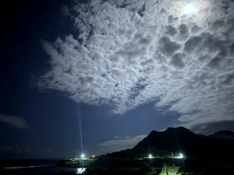 月光下的雲層與海岸山脈