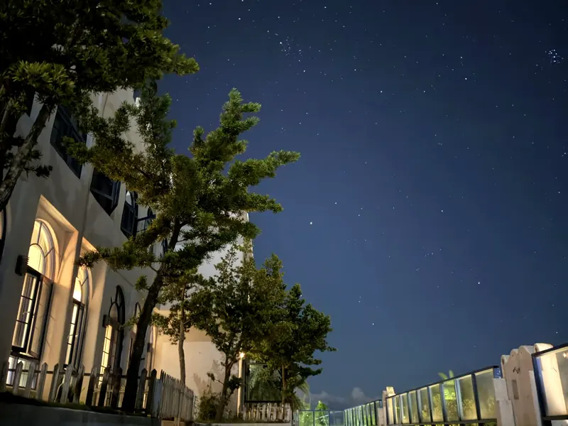 夜晚的莊園建築與星空