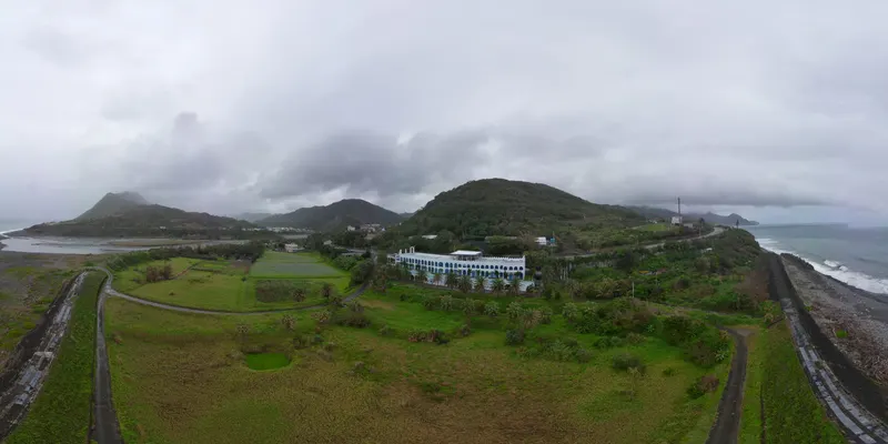 360° 空拍環景：高處看大草坪與兩側海岸