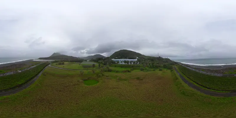 360° 空拍環景：較低處看草坪與建築