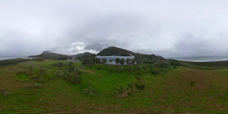 360° 低空環景：草地、樹叢與建築