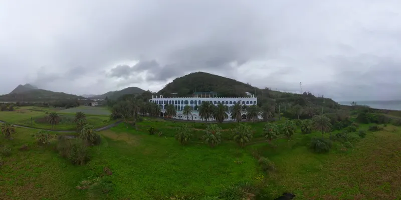 360° 低空環景：從草坪望向建築與青山