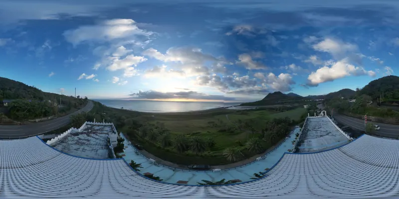 360° 空拍環景：屋頂上方望向草坪與太平洋日出