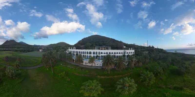 360° 空拍環景：藍天下的建築與太平洋
