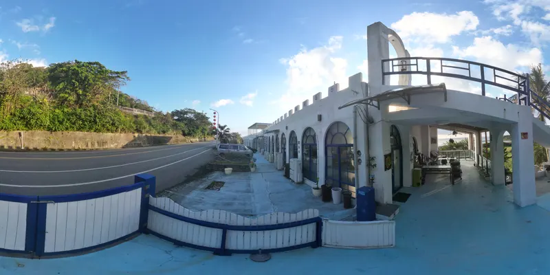 360° 環景：建築入口與門前道路