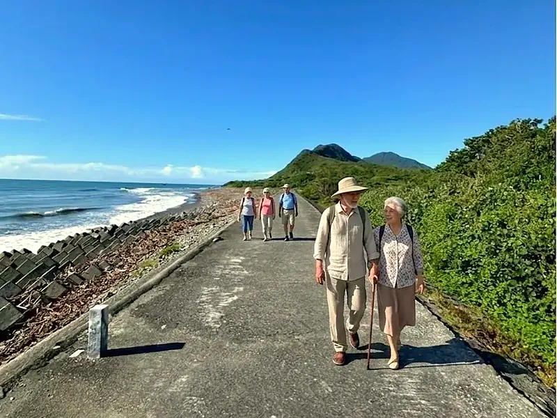 早上在海堤上漫步